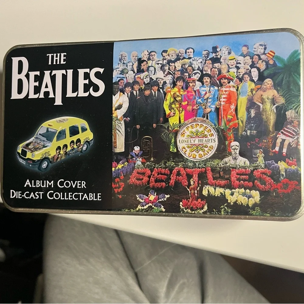 Corgi- The Beatles Sgt Peppper Album Cover London Taxi 2008 in collectors tin - Picture 4 of 6
